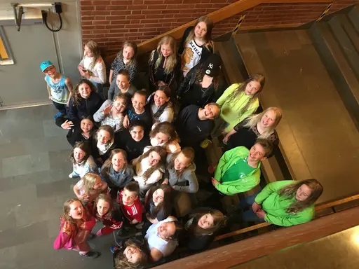 Simmarna mitt uppe i en lagkapp och ett fint gruppfoto på alla simmarna