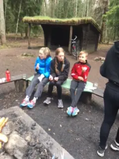 1 maj och uteträning i Viaspåret för andra året i rad. Ska det bli en tradition? Vi startade träningen med några varv i spåret för att sedan köra stationsträning med olika övningar. Korv = självklart!