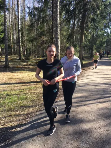 När simhallen stänger tidigare passar T2 på att vara ute i solen. Springa,lunka, gå och diverse andra träningsmoment. Vi grillade också lite korv som smakade bra när vi slitit hårt.
