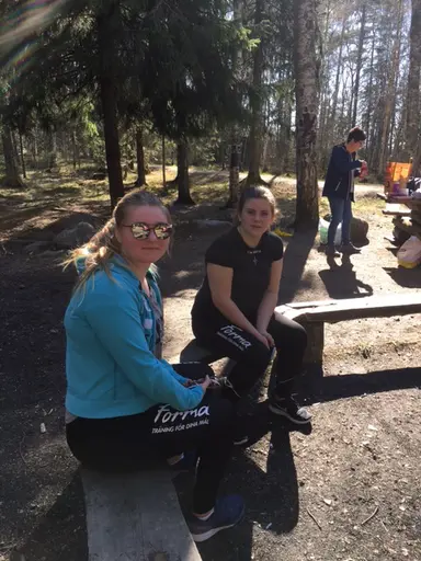 När simhallen stänger tidigare passar T2 på att vara ute i solen. Springa,lunka, gå och diverse andra träningsmoment. Vi grillade också lite korv som smakade bra när vi slitit hårt.