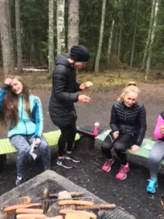 1 maj och uteträning i Viaspåret för andra året i rad. Ska det bli en tradition? Vi startade träningen med några varv i spåret för att sedan köra stationsträning med olika övningar. Korv = självklart!