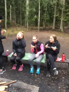 1 maj och uteträning i Viaspåret för andra året i rad. Ska det bli en tradition? Vi startade träningen med några varv i spåret för att sedan köra stationsträning med olika övningar. Korv = självklart!