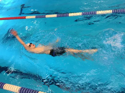Pristagare 200 medley herrar och 50 fritt damer. Därefter diverse glada HK Simmare samt funktionärer under lördagens tävling.