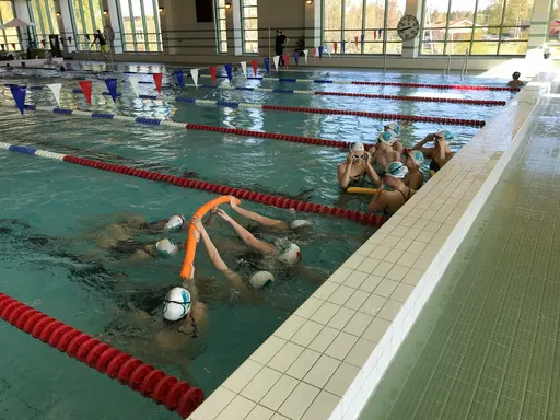Uteträning med stretching, simträning och samarbetslagkapper.
