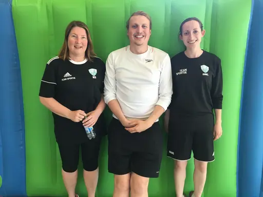 Uteträning med stretching, simträning och samarbetslagkapper.