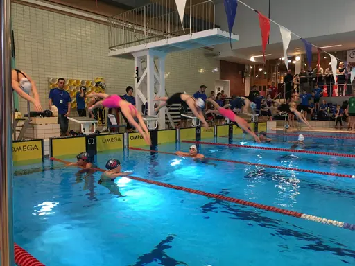 Pristagare 200 medley herrar och 50 fritt damer. Därefter diverse glada HK Simmare samt funktionärer under lördagens tävling.