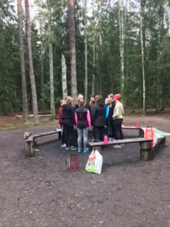 1 maj och uteträning i Viaspåret för andra året i rad. Ska det bli en tradition? Vi startade träningen med några varv i spåret för att sedan köra stationsträning med olika övningar. Korv = självklart!