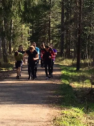 När simhallen stänger tidigare passar T2 på att vara ute i solen. Springa,lunka, gå och diverse andra träningsmoment. Vi grillade också lite korv som smakade bra när vi slitit hårt.