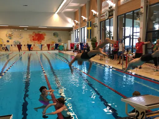 Pristagare 200 medley herrar och 50 fritt damer. Därefter diverse glada HK Simmare samt funktionärer under lördagens tävling.