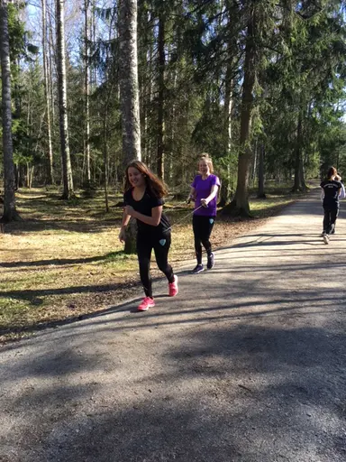 När simhallen stänger tidigare passar T2 på att vara ute i solen. Springa,lunka, gå och diverse andra träningsmoment. Vi grillade också lite korv som smakade bra när vi slitit hårt.