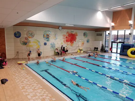 På nyårsaftonens förmiddag var det dags för Nyårssimmet i Allébadet. Vi var ca 20 simmare som simmade ”kortlekspass”och hade knytkalas. 