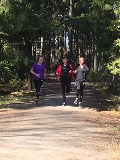 När simhallen stänger tidigare passar T2 på att vara ute i solen. Springa,lunka, gå och diverse andra träningsmoment. Vi grillade också lite korv som smakade bra när vi slitit hårt.