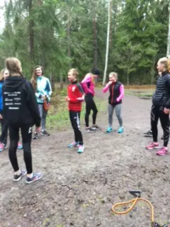 1 maj och uteträning i Viaspåret för andra året i rad. Ska det bli en tradition? Vi startade träningen med några varv i spåret för att sedan köra stationsträning med olika övningar. Korv = självklart!