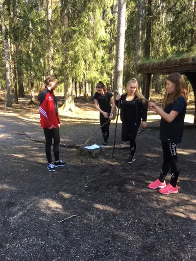 När simhallen stänger tidigare passar T2 på att vara ute i solen. Springa,lunka, gå och diverse andra träningsmoment. Vi grillade också lite korv som smakade bra när vi slitit hårt.