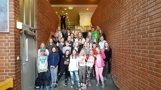 Simmarna mitt uppe i en lagkapp och ett fint gruppfoto på alla simmarna