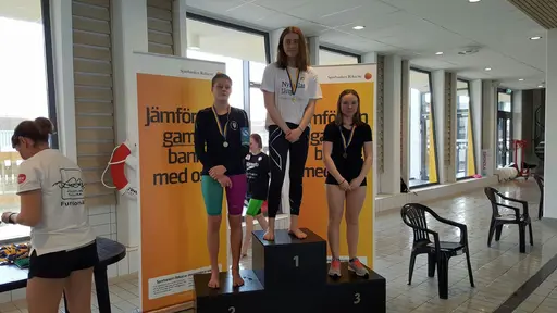 Brons på 100 bröstsim och guld på 100 fjäril. Leo med silverpokalen!