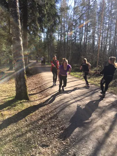 När simhallen stänger tidigare passar T2 på att vara ute i solen. Springa,lunka, gå och diverse andra träningsmoment. Vi grillade också lite korv som smakade bra när vi slitit hårt.