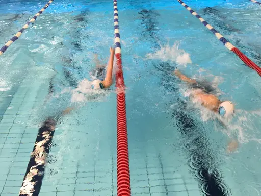 Pristagare 200 medley herrar och 50 fritt damer. Därefter diverse glada HK Simmare samt funktionärer under lördagens tävling.