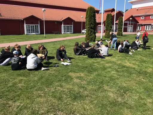 Uteträning med stretching, simträning och samarbetslagkapper.