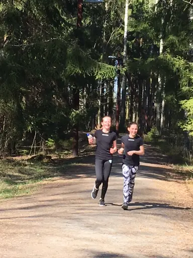 När simhallen stänger tidigare passar T2 på att vara ute i solen. Springa,lunka, gå och diverse andra träningsmoment. Vi grillade också lite korv som smakade bra när vi slitit hårt.