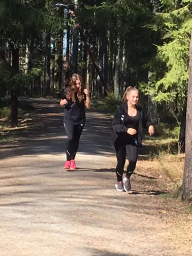 När simhallen stänger tidigare passar T2 på att vara ute i solen. Springa,lunka, gå och diverse andra träningsmoment. Vi grillade också lite korv som smakade bra när vi slitit hårt.