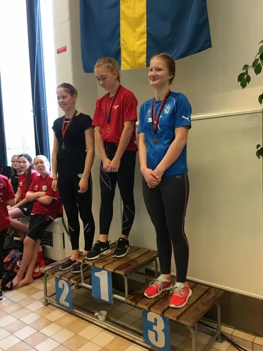 Pristagare 200 medley herrar och 50 fritt damer. Därefter diverse glada HK Simmare samt funktionärer under lördagens tävling.