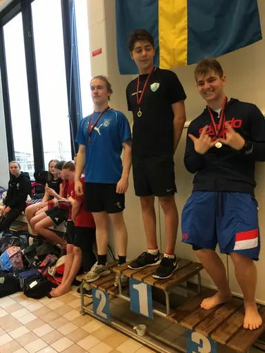 Pristagare 200 medley herrar och 50 fritt damer. Därefter diverse glada HK Simmare samt funktionärer under lördagens tävling.