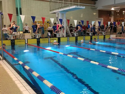 Pristagare 200 medley herrar och 50 fritt damer. Därefter diverse glada HK Simmare samt funktionärer under lördagens tävling.