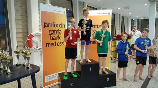Brons på 100 bröstsim och guld på 100 fjäril. Leo med silverpokalen!