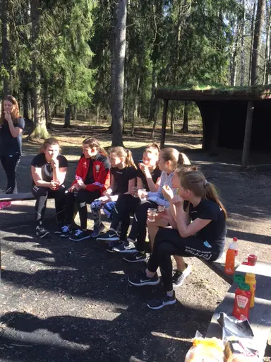 När simhallen stänger tidigare passar T2 på att vara ute i solen. Springa,lunka, gå och diverse andra träningsmoment. Vi grillade också lite korv som smakade bra när vi slitit hårt.