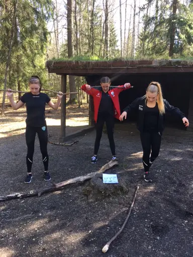 När simhallen stänger tidigare passar T2 på att vara ute i solen. Springa,lunka, gå och diverse andra träningsmoment. Vi grillade också lite korv som smakade bra när vi slitit hårt.