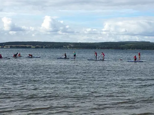 Simträning utomhus och träningspass balanserandes på surfbrödor