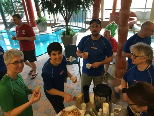 Pristagare 200 medley herrar och 50 fritt damer. Därefter diverse glada HK Simmare samt funktionärer under lördagens tävling.