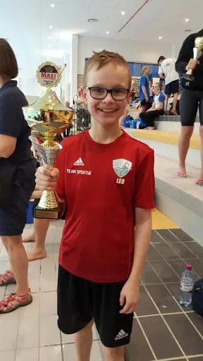 Brons på 100 bröstsim och guld på 100 fjäril. Leo med silverpokalen!