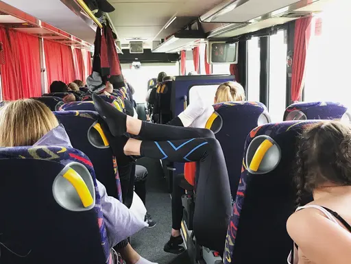 Uteträning med stretching, simträning och samarbetslagkapper.