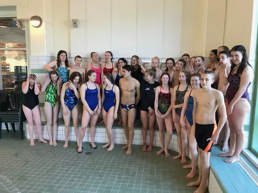 Uteträning med stretching, simträning och samarbetslagkapper.