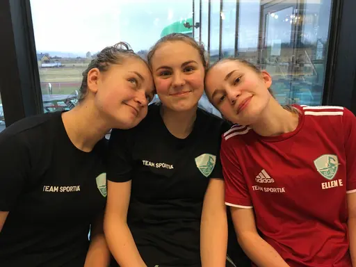 Pristagare 200 medley herrar och 50 fritt damer. Därefter diverse glada HK Simmare samt funktionärer under lördagens tävling.