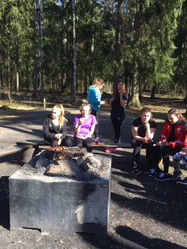 När simhallen stänger tidigare passar T2 på att vara ute i solen. Springa,lunka, gå och diverse andra träningsmoment. Vi grillade också lite korv som smakade bra när vi slitit hårt.