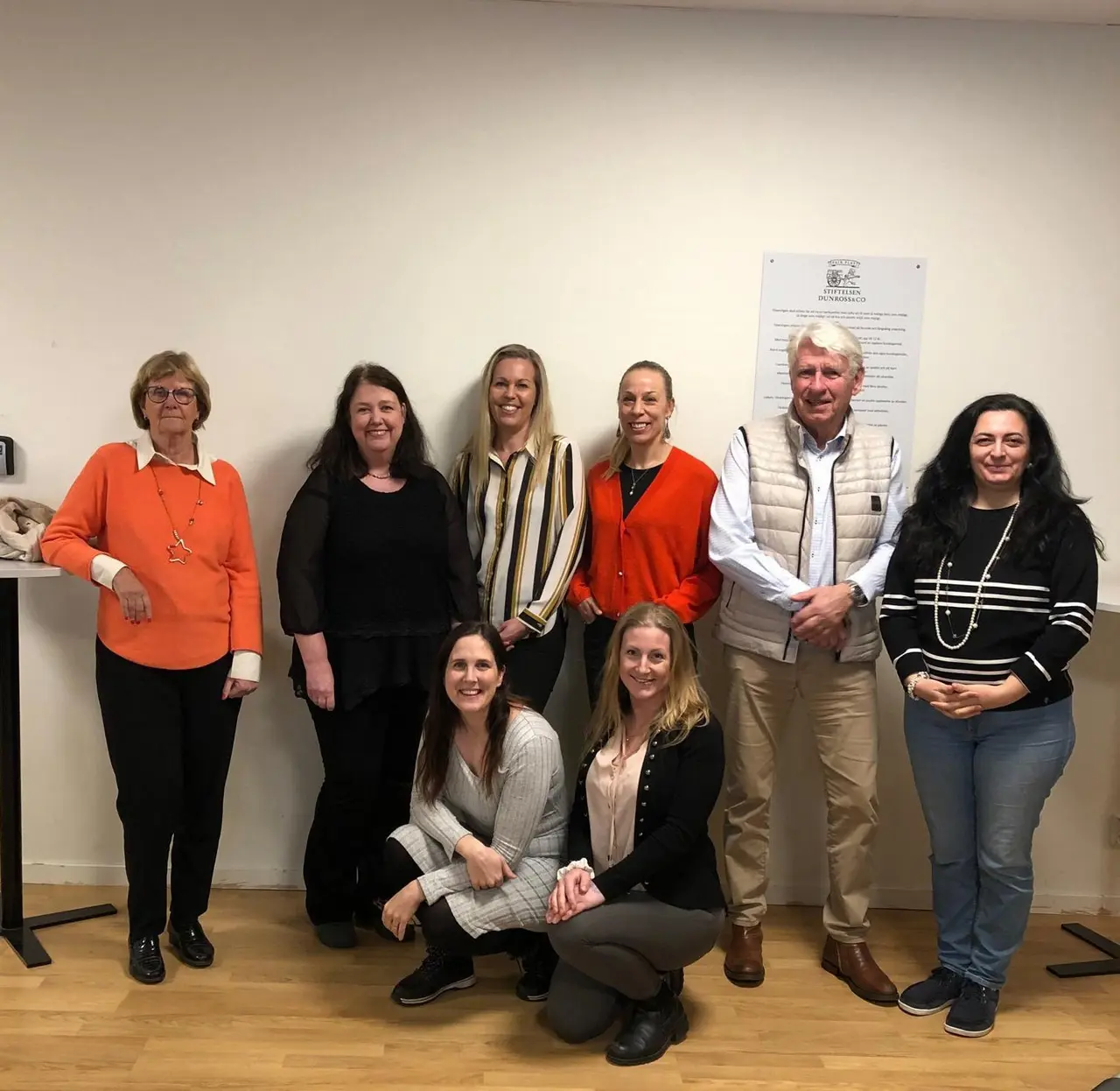 Från vänster: Ulla Eriksson, Karin Hörberg, Sandra Axelsson, Karin Dandenell, Anders Hedenbeck, Mirabella Tingström. Sittande från vänster: Henriette Weinstock, Isabelle Cermann