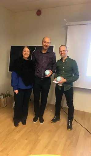 Från vänster bild 1: Ordförande Karin Hörberg, Jasmin Pasalic och Peter Sandblad. Bild 2: Matilda Forsberg