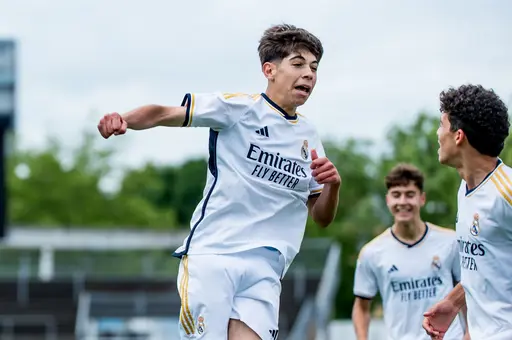 Real Madrid vann pojkfinalen mot AZ Alkmaar med 1–0 medan Sporting Lissabon slog Aalborg efter att bollen varit i nät 35 gånger.