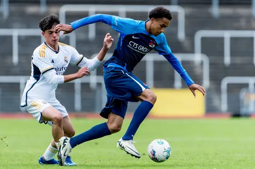 Real Madrid vann pojkfinalen mot AZ Alkmaar med 1–0 medan Sporting Lissabon slog Aalborg efter att bollen varit i nät 35 gånger.
