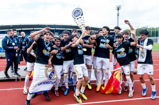 Real Madrid vann pojkfinalen mot AZ Alkmaar med 1–0 medan Sporting Lissabon slog Aalborg efter att bollen varit i nät 35 gånger.