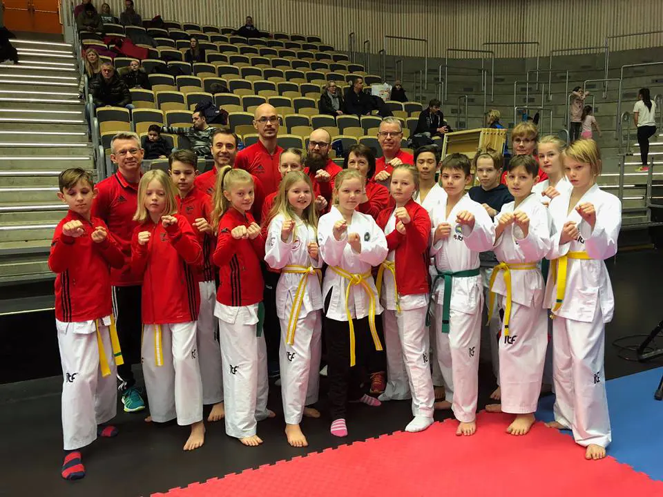 Deltagare och coacher från Torslanda TKD i Partille Challenge (Jan Henrik Emanuelsson saknas på bilden)