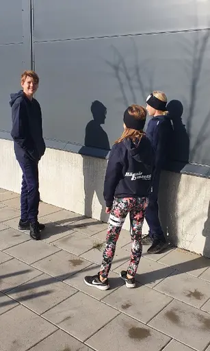 Delar av föreningskollektionen hos Sportware, modeller från föreningen utanför vår hall