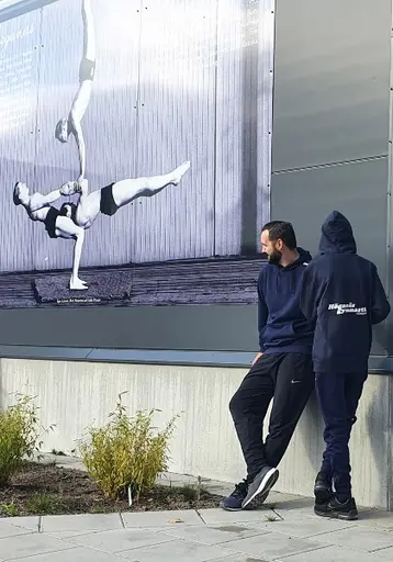 Delar av föreningskollektionen hos Sportware, modeller från föreningen utanför vår hall