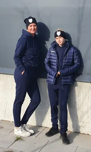 Delar av föreningskollektionen hos Sportware, modeller från föreningen utanför vår hall