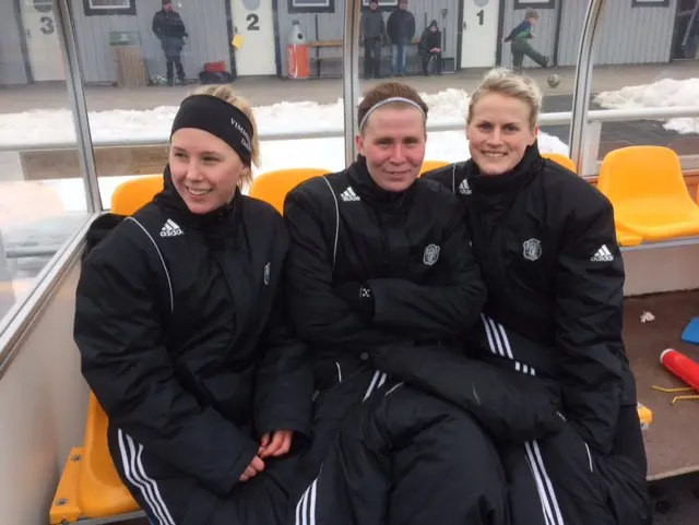Vi avslutade matchen med kanske Sveriges äldsta B-lagsbänk genom tiderna:-) , kolla Sixtens sträckta vrist i bakgrunden, snyggt !