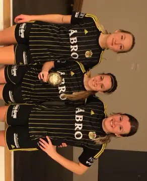 Tre från det segrande laget Emilia-Anna-Natta