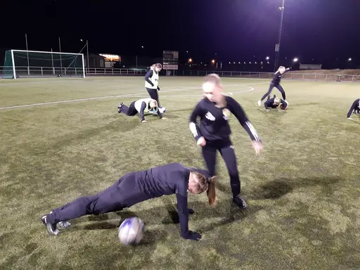 bilder från tisdagsträningen där B/C-tjejerna gnuggar på med Agnethas fys
